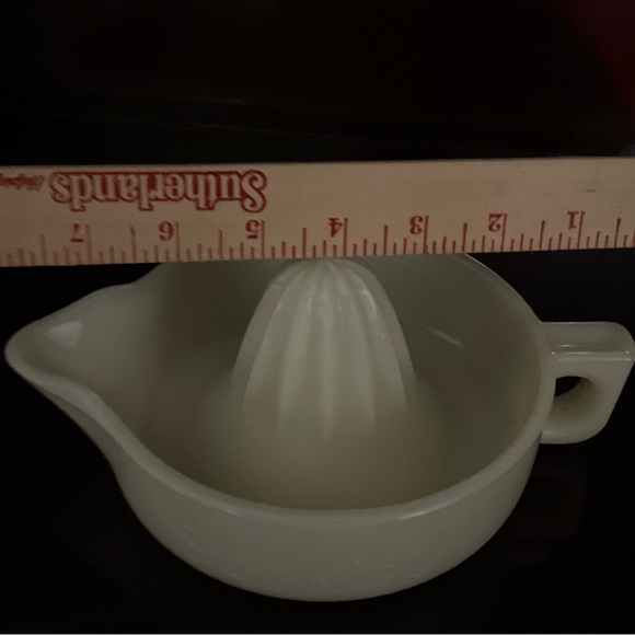 McKee Large Vintage Uranium Yellow Custard Glass Sunkist Juicer Citrus Reamer - Picture 6 of 12